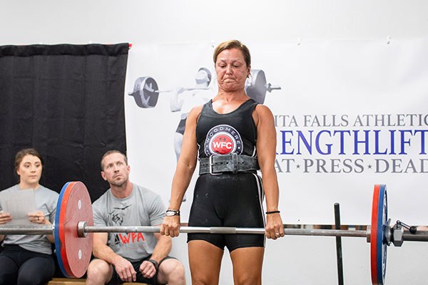 inna koppel deadlifting in competition