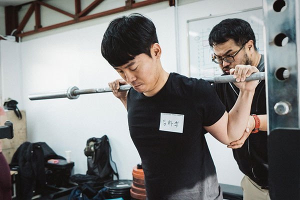 kyoungha kim coaching the squat in korea