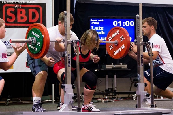 leah lutz squatting in powerlifting competition