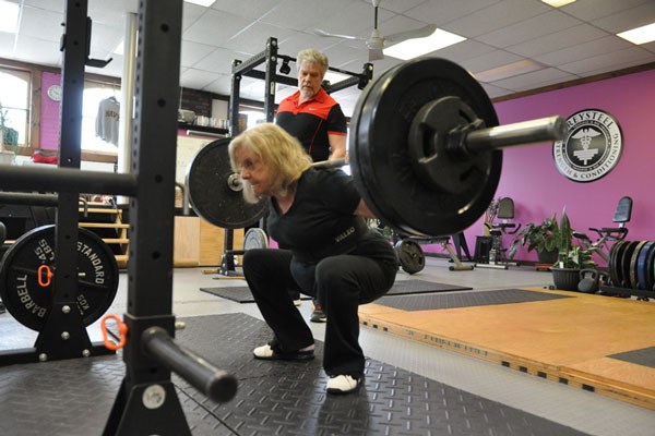 76-year-old Ann buries her 125 lb squats.