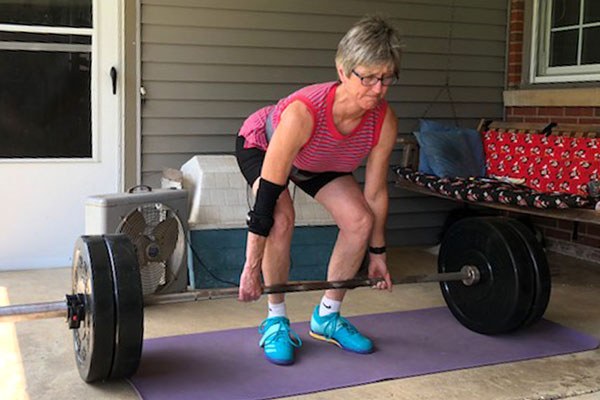 kim curtsinger prepares to deadlift