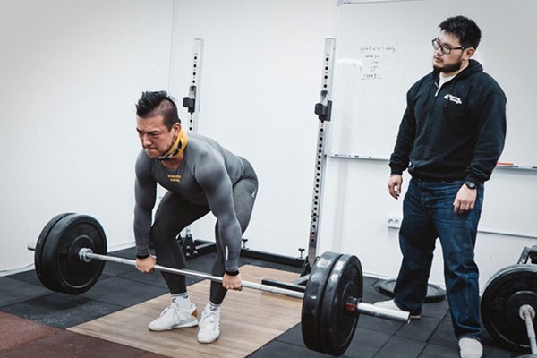 inhyuk eun coaches the deadlift in Korea