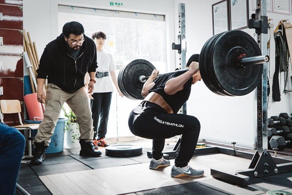 kyoungha kim coaching the squat