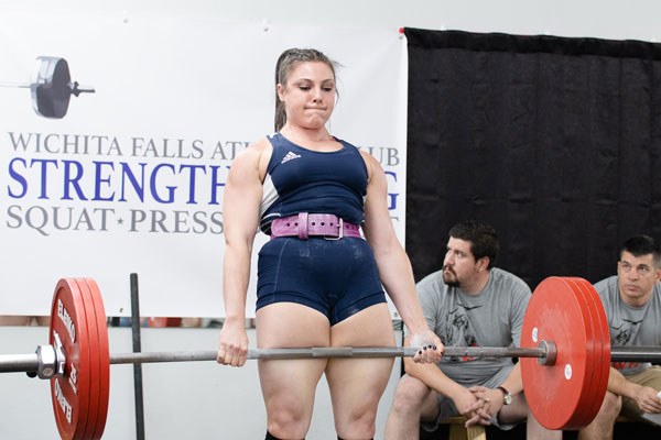 coach rori alter locks out a competition deadlift