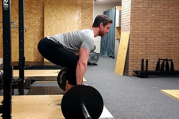 lats engaged in the deadlift