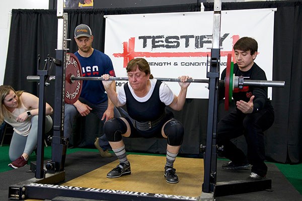 sharon foster squats 96 kg for her third attempt