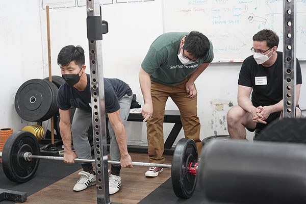 inhyuk eun teaches the deadlift start position in seoul