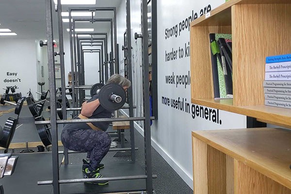jennifer squats 80 pounds for the first time