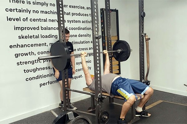 eric sets a pr bench press of 225 at starting strength boston