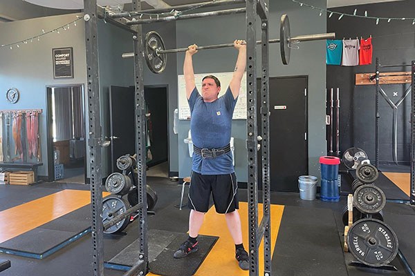 kyam hits a plate milestone of 135 on his press at testify strength and conditioning