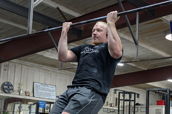 lifter in the middle of a chin up