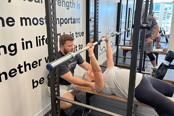 andrew lewis teaches leg drive during the starting strength pressing camp