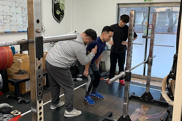 kyoungha kim coaches the power clean at a training camp in seoul