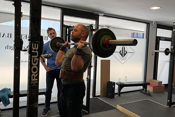 thomas prepares to press at the training camp held at brussels barbell