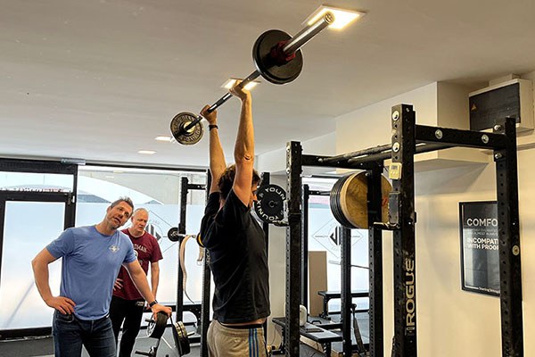 anthony locks out a press at the starting strength camp