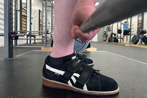 setting up to deadlift in heeled shoes