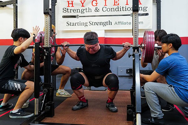 huan kiat tan at the bottom of a competition squat