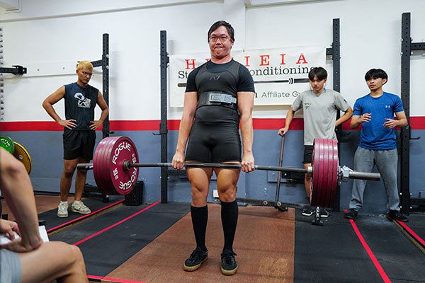 mark tan locks out a 285 kg deadlift