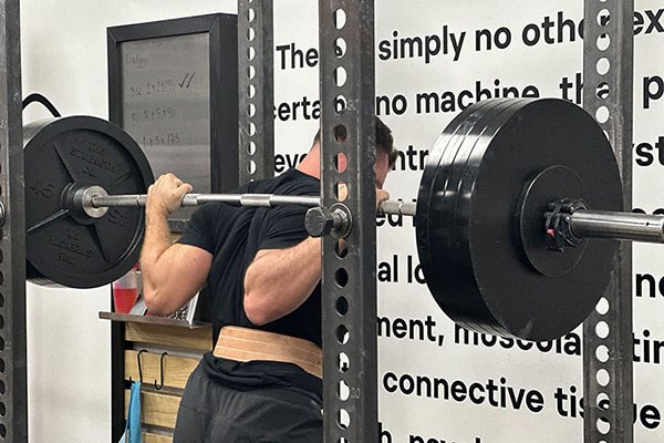 zack sets up to squat 415