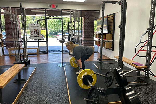 rena starting a deadlift