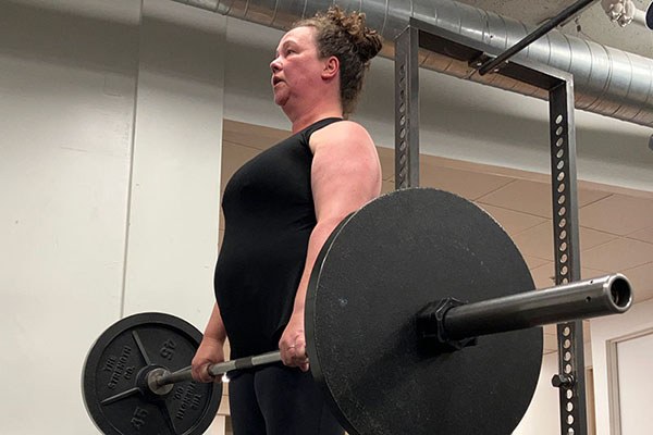 kelly locks out a 135 lb deadlift during her work set