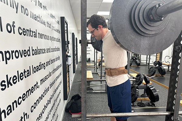 sam sets up to squat