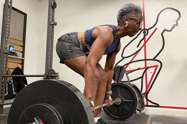 jacquie prepares for a 265 lb deadlift pr