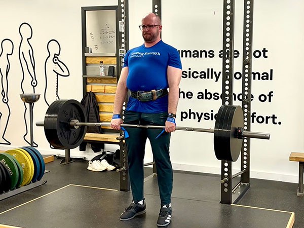 jim locking out a 405 deadift pr