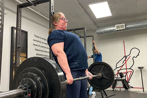 wendy locks out a 300 lb deadlift single