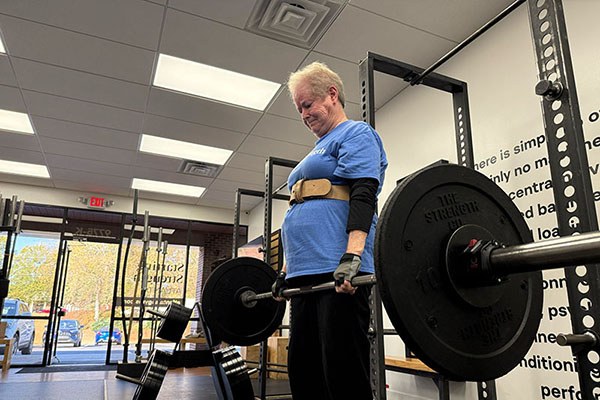shirley locks out a deadlift