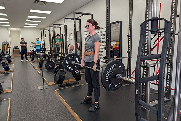 lauren locks out a deadlift