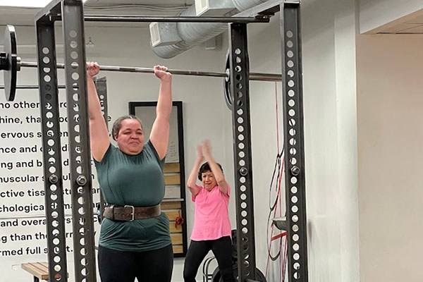 sarah locks out a 135 pound press