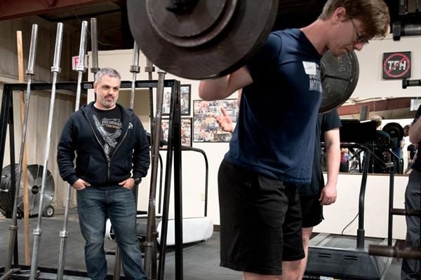 pete coaching a lifter squatting