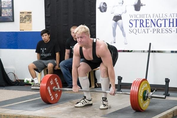 chase lindley at the start of a deadlift