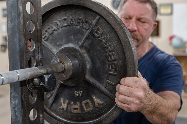 rippetoe loads the plate on the bar in the correct orientation