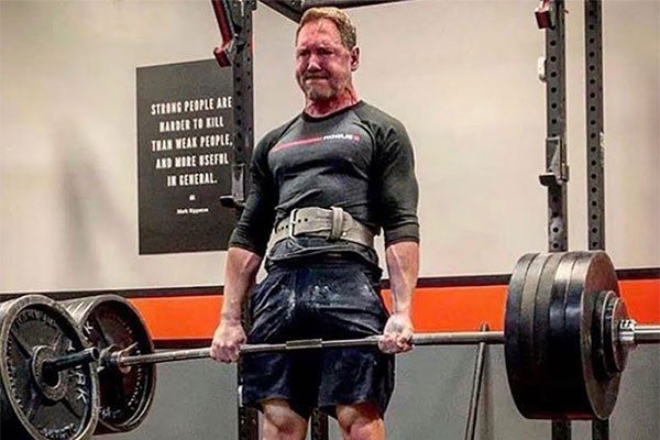 paul horn locks out a heavy deadlift