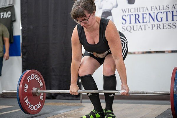 setting up a deadlift in competition