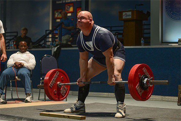 guy deadlifting while looking up at the ceiling