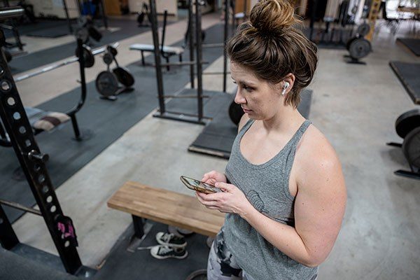 trainee between sets in the gym