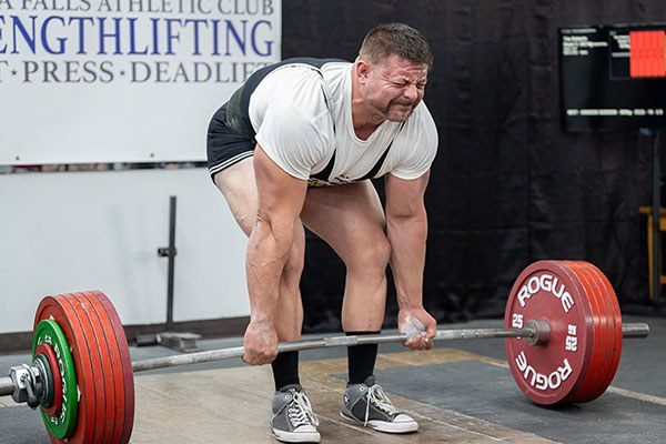 hard pull in a strengthlifting meet