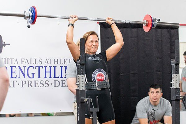inna koppel in the middle of a press at a strengthlifting meet