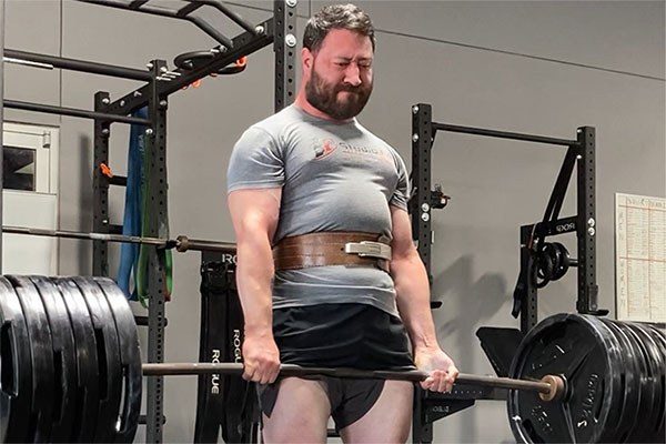 scott acosta locking out a heavy deadlift