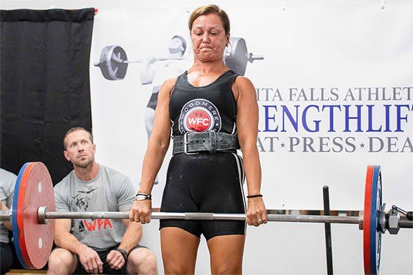 inna koppel locking out deadlift in competition