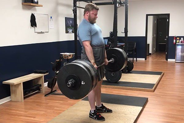 andrew lewis locking out a deadlift