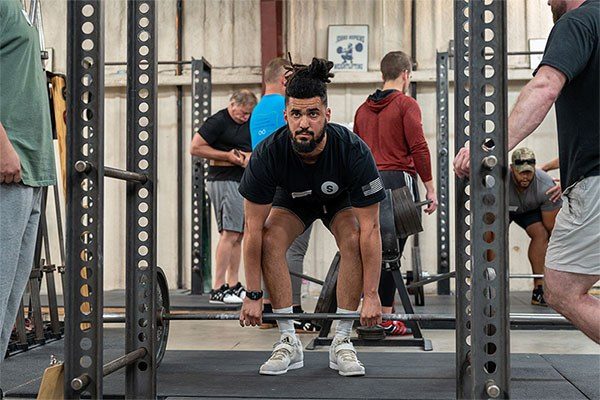 a lifter at the start of the deadlift