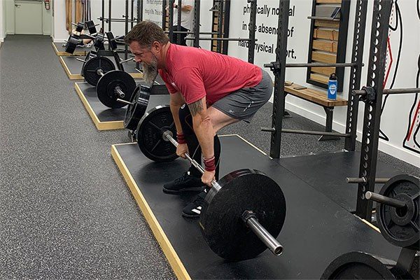 lifter setting up his deadlift