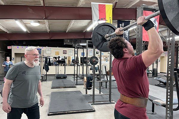 lifter pressing in the gym