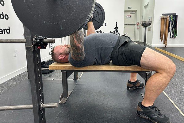 lifter actively using legs in the bench press