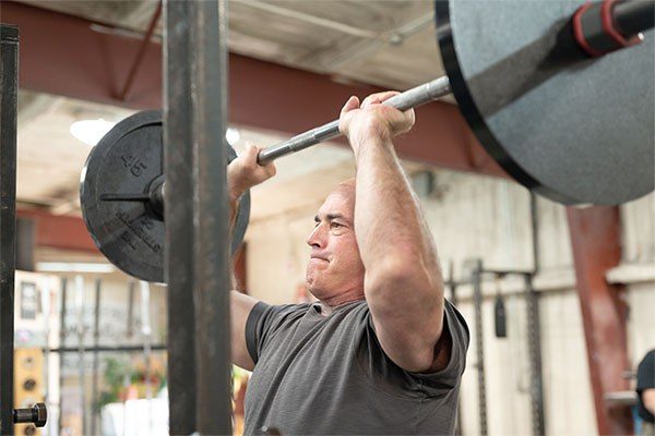 close up of lifter in the middle of a press