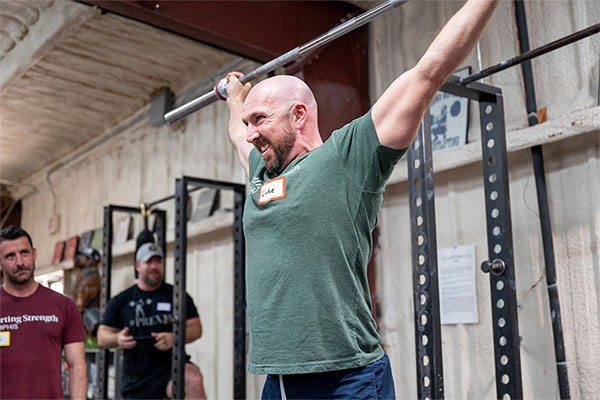 luke schroeder warming up his snatch